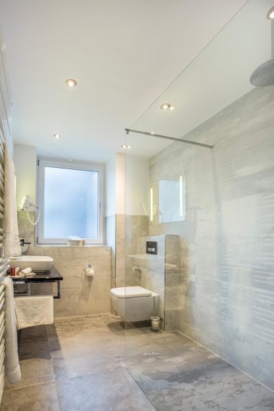 Badezimmer: Dusche | Villa Westend Hotel an der Messe | Frankfurts Geheimtipp · Reisende · Urlauber