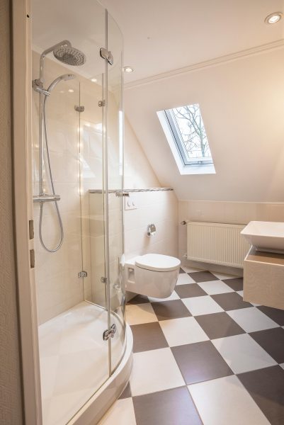 Badezimmer: Dusche | Villa Westend Hotel an der Messe | Frankfurts Geheimtipp · Reisende · Urlauber